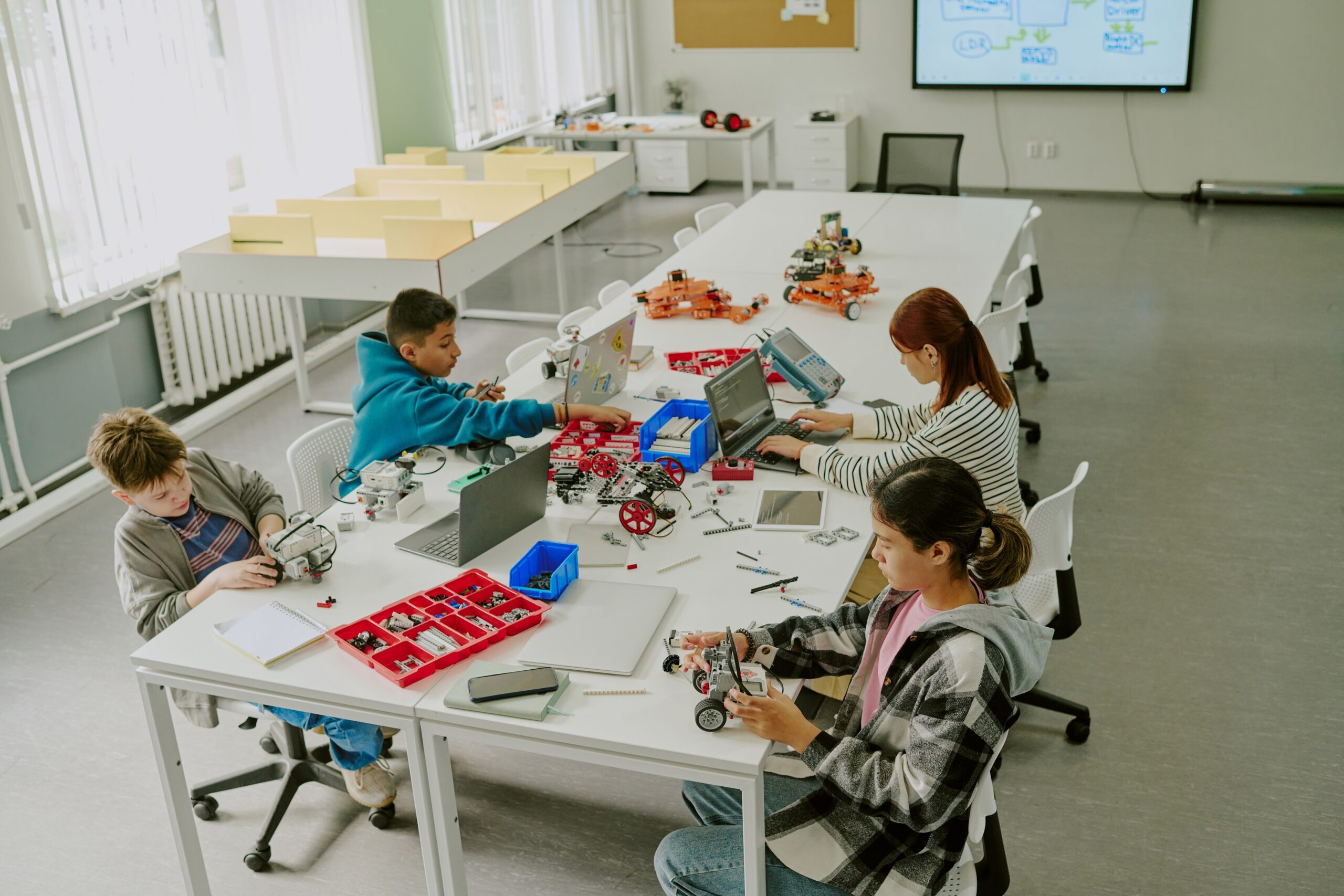 Makerspace Nedir ve Okullarda Nasıl Oluşturulabilir? İlgili Konseptler ve Uygulamalar